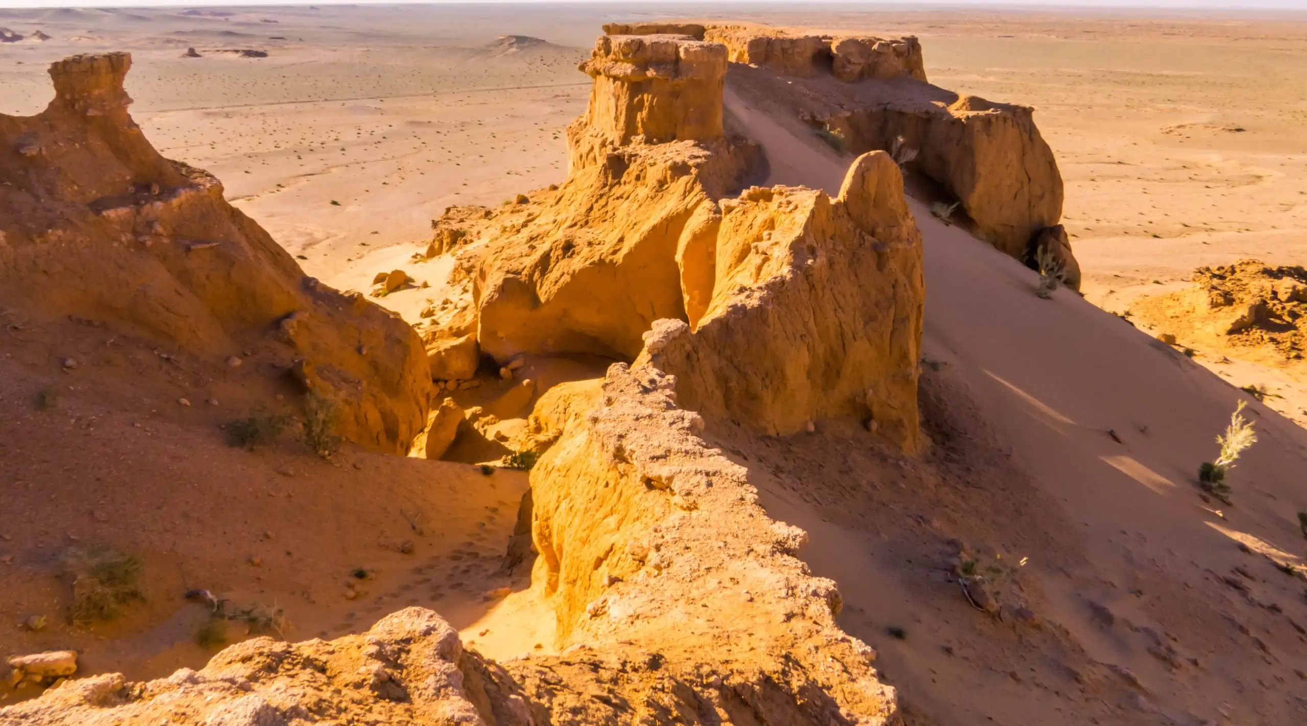Tögrögiin Shiree white sandstone formations