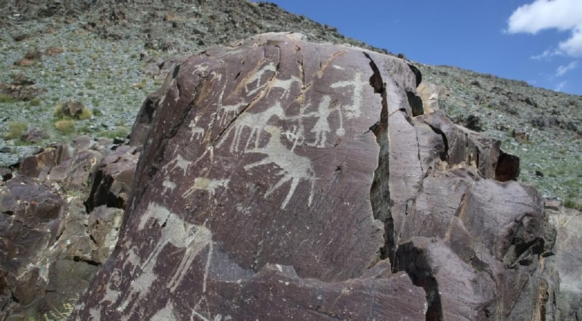 Rock art at Gurvan Tsakhir mountain near Bayanzag